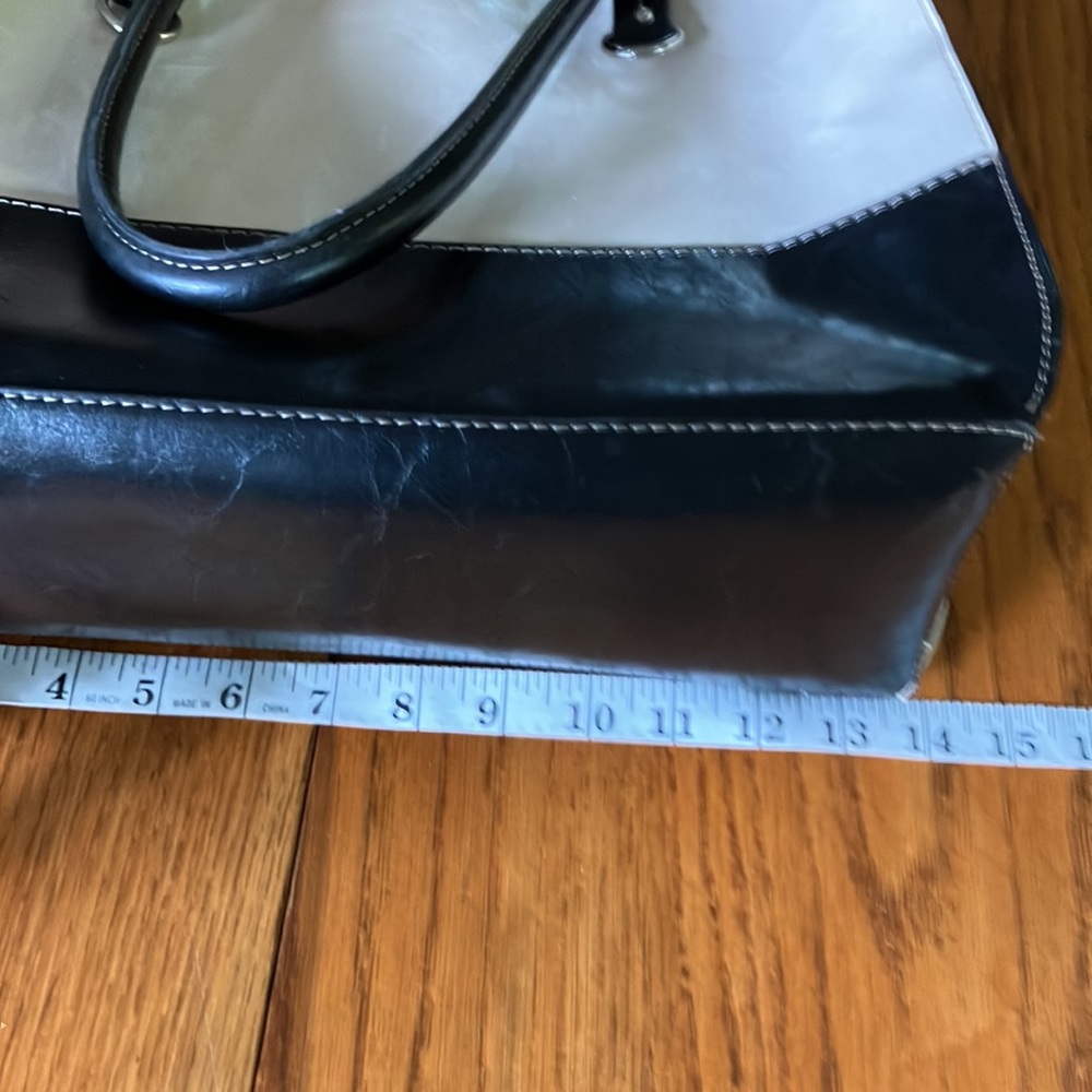 CREAM BLACK BAG WITH 6 TOTAL COMPARTMENTS 2 THAT ZIP WITH A SNAP CLOSURE - Picture 3 of 8